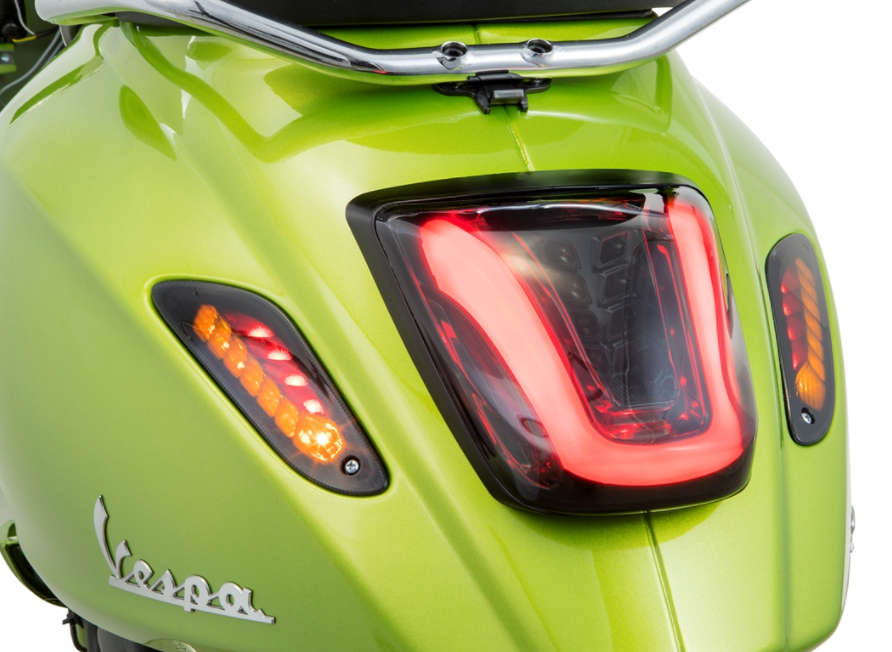 Feu arrière MK II teinté pour Vespa Primavera/Sprint 50-150ccm, bord - noir brillant