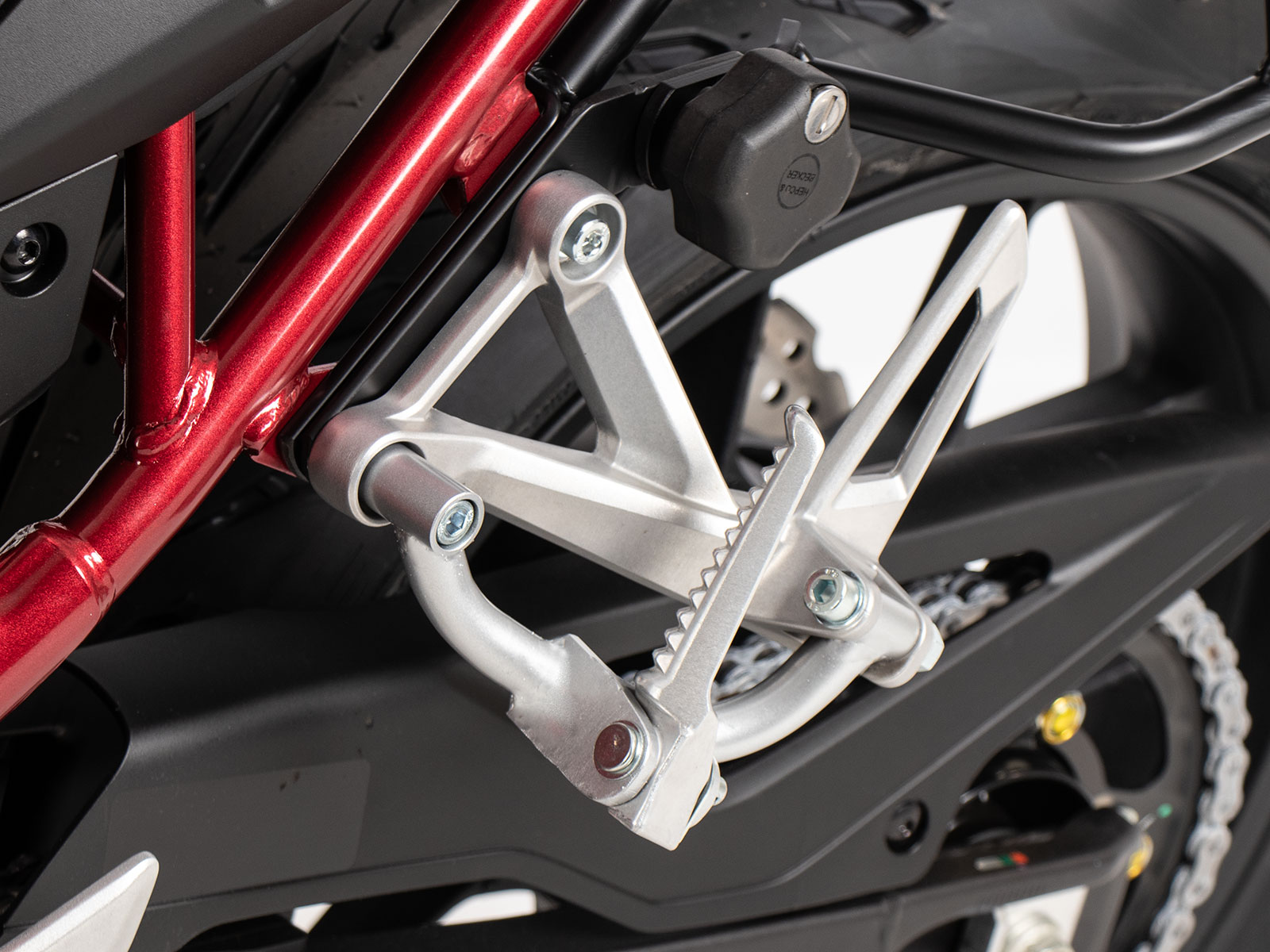 Pose de repose-pieds passager argenté pour Honda CB 750 Hornet (23-)