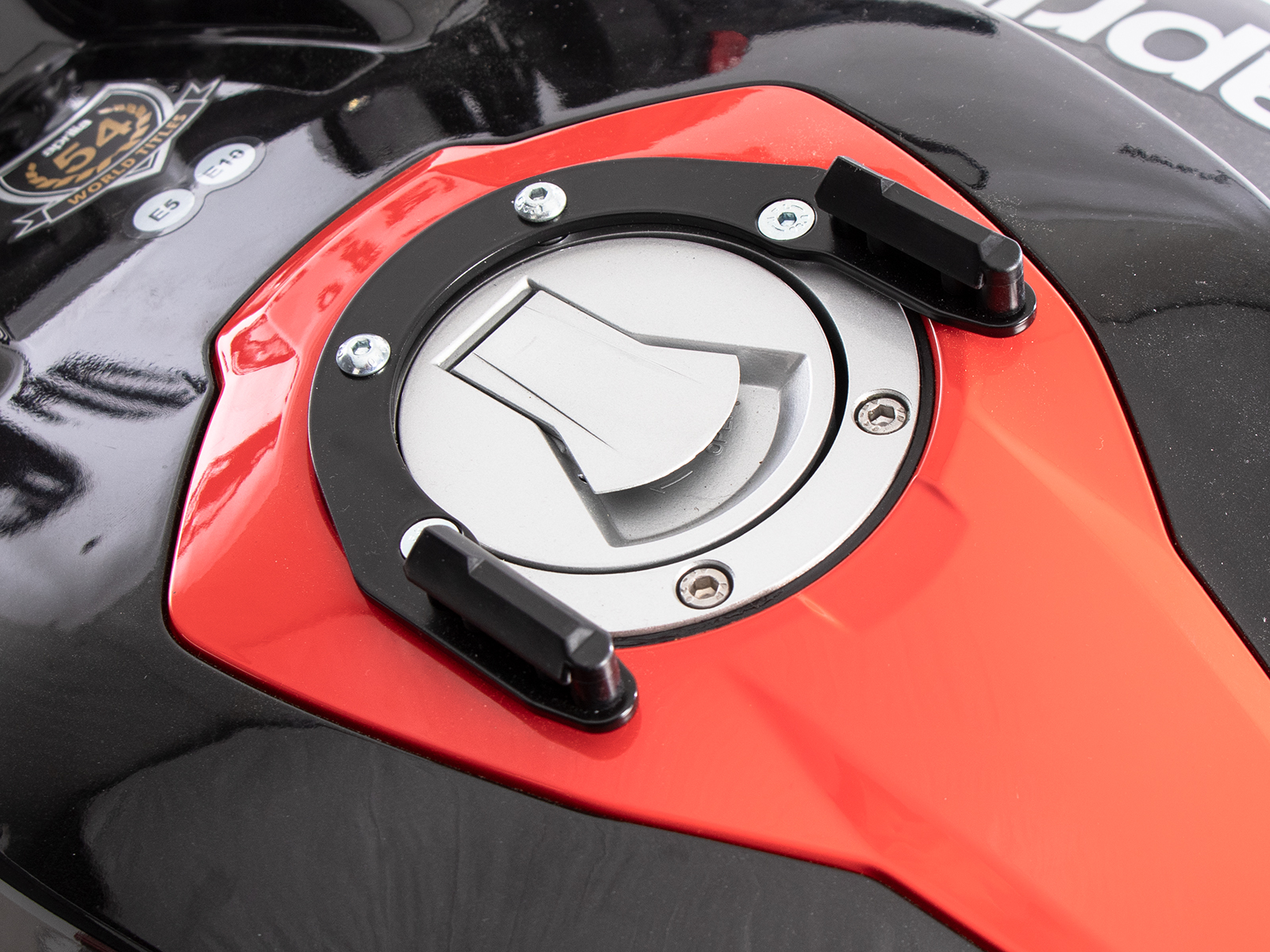 Anneau de réservoir Basic avec unité de fermeture de la sacoche de réservoir pour Aprilia Tuono 457 (25- ) Hepco & Becker