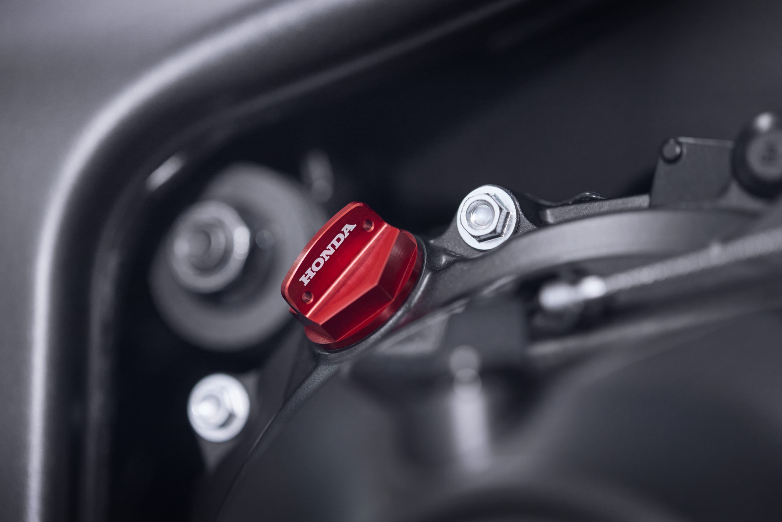 Bouchon de remplissage d'huile rouge pour Honda CB 1000 Hornet (25-) / CB 1000 F (26-) Original