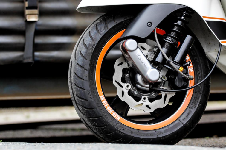 Amortisseur "Black Edition" avant pour Vespa GTS/GTS Super/GTV/GT 60/GT/GT L, noir
