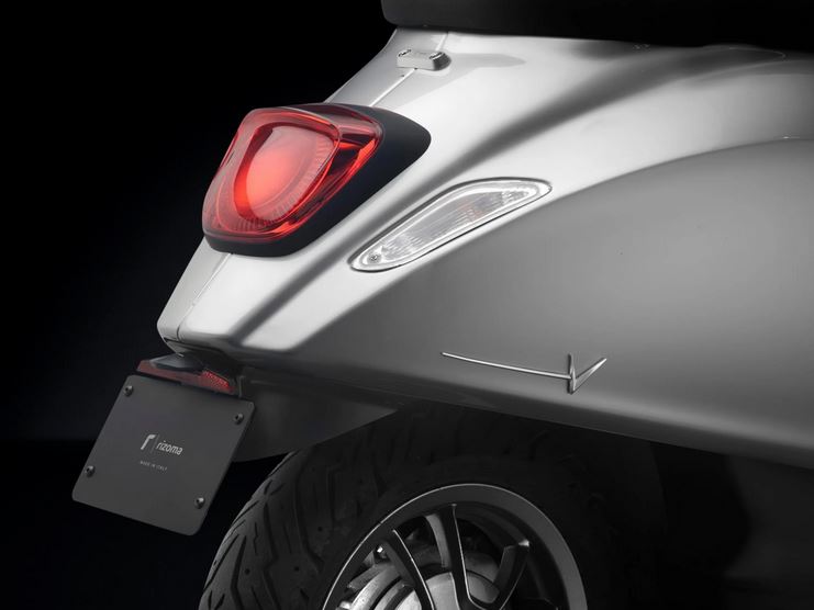 Inscription RIZOMA capot latéral pour Vespa Primavera/Sprint/Elettrica, argenté